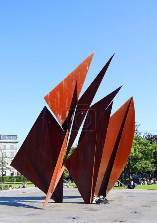 Téléchargez les photos : GALWAY REPUBLIC OF IRLAND 05 29 2023: Galway Hooker Monument Erected in 1984, with its elegant stylised metal sails, this attractive fountain is a striking feature of Galways Eyre Square. - en image libre de droit