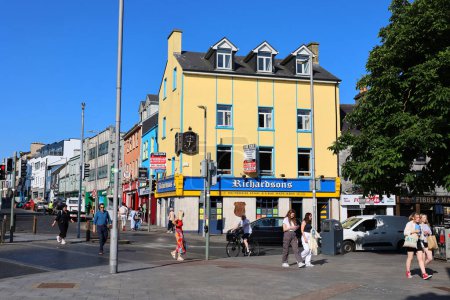 Téléchargez les photos : RÉPUBLIQUE GALWAY D'IRLANDE 05 29 2023 : Richardson's Bar, Eyre Square. Pub irlandais traditionnel. Situé à Eyre Square Galway City sur le sentier touristique Atlantic Way. - en image libre de droit