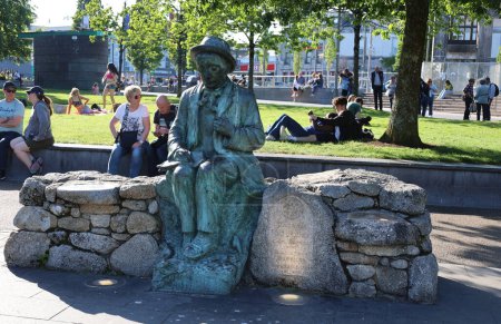 Foto de REPÚBLICA DE IRLANDA 05 29 2023: En el corazón de Galway, en la Plaza Eyre, hay una estatua de Padraic O 'Conaire, el autor de Field and Fair, M' asal Beag Dubh y numerosos cuentos e historias - Imagen libre de derechos