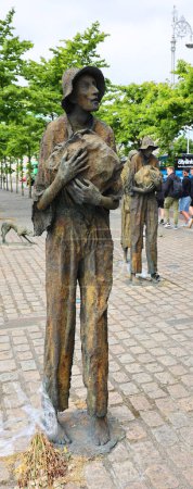 Téléchargez les photos : DUBLIN, RÉPUBLIQUE D'IRLANDE 05 28 2023 : Le Mémorial de la Famine se dresse sur le quai de la Douane, en souvenir de la Grande Famine (1845-1849), qui a vu la population du pays divisée par deux par la mort - en image libre de droit