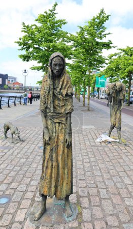 Téléchargez les photos : DUBLIN, RÉPUBLIQUE D'IRLANDE 05 28 2023 : Le Mémorial de la Famine se dresse sur le quai de la Douane, en souvenir de la Grande Famine (1845-1849), qui a vu la population du pays divisée par deux par la mort - en image libre de droit
