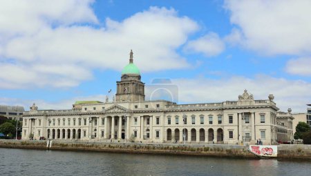 Foto de REPÚBLICA DUBLINA DE IRLANDA 05 28 2023: La Casa de Aduanas es un edificio neoclásico del siglo XVIII en Dublín, Irlanda, que alberga el Departamento de Vivienda, Gobierno Local y Patrimonio. - Imagen libre de derechos
