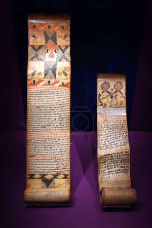 Foto de DUBLIN REPUBLIC OF IRLAND 05 29 2023: Ethiopian healing scrolls eliminate illness by purging evil spirits and demons from a sick person. Chester Beatty Library - Imagen libre de derechos