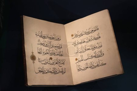 Foto de DUBLIN REPUBLIC OF IRLAND 05 29 2023: Fuzz' 4 of the Qur'an is the fourth chapter (surah) of the Quran, with 176 verses (ayat). Chester Beatty Library - Imagen libre de derechos