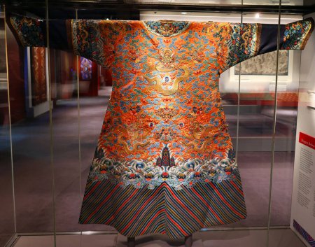 Téléchargez les photos : DUBLIN REPUBLIC OF IRLAND 05 29 2023: This long pau or dragon robe was made in China during the Qing dynasty (16441911). Created using a tapestry-weave silk known as kesi - en image libre de droit