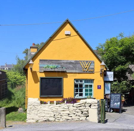 Téléchargez les photos : DOOLIN, REPUBLIQUE D'IRLANDE 05 29 2023 : Doolin est un village côtier du comté de Clare, en Irlande, sur la côte atlantique. - en image libre de droit