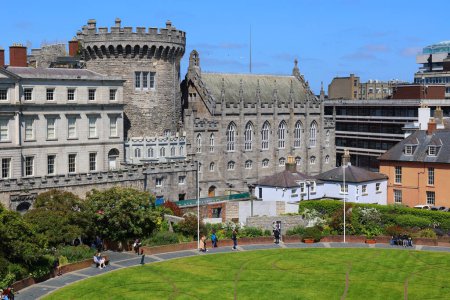 Foto de REPÚBLICA DUBLINA DE IRLANDA 05 28 2023: El Castillo de Dublín es un antiguo castillo de Motte-and-bailey y actual complejo del gobierno irlandés y centro de conferencias. - Imagen libre de derechos