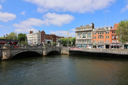 Foto de REPÚBLICA DUBLINA DE IRLANDA 05 28 2023: Dublín la capital y la ciudad más grande de Irlanda. En una bahía en la desembocadura del río Liffey, se encuentra en la provincia de Leinster - Imagen libre de derechos
