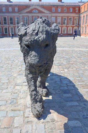 Foto de REPÚBLICA DUBLINA DE IRLANDA 05 28 2023: Escultura original de león del artista italiano Davide Rivalta en el Castillo de Dublín - Imagen libre de derechos