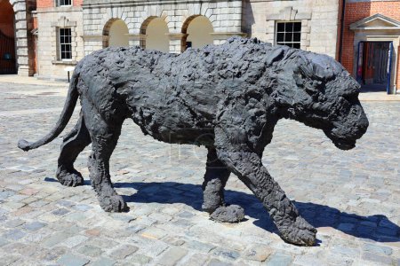 Téléchargez les photos : RÉPUBLIQUE DUBLINE D'IRLANDE 05 28 2023 : Sculpture originale du lion par l'artiste italien Davide Rivalta au château de Dublin - en image libre de droit