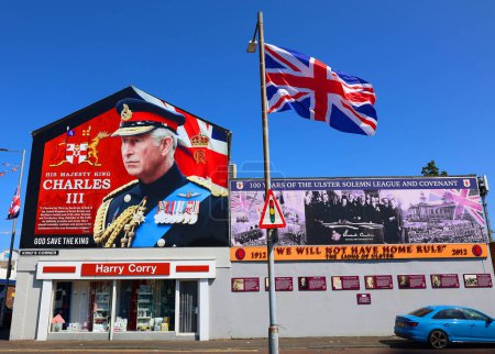 Foto de IRLANDA DEL NORTE BELFAST REINO UNIDO 06 03 2023: Señal gigante descubierta en el camino de Shankill, Belfast, para conmemorar la coronación del rey Carlos III y la reina Camilla - Imagen libre de derechos