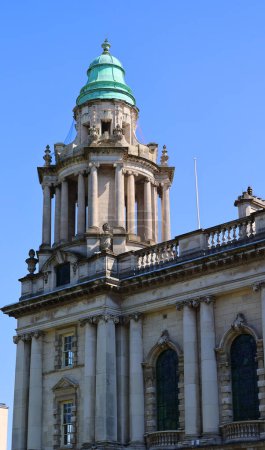 Foto de BELFAST NORTHERN IRELAND UNITED KINGDOM 06 03 2023: Green copper ogee dome and tower clock on old Robinson and Cleavers department store in belfast - Imagen libre de derechos