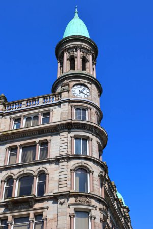 Foto de BELFAST NORTHERN IRELAND UNITED KINGDOM 06 03 2023: Green copper ogee dome and tower clock on old Robinson and Cleavers department store in belfast - Imagen libre de derechos