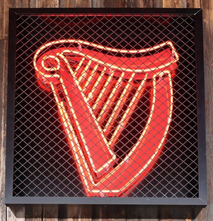 Foto de IRLANDA DEL NORTE BELFAST REINO UNIDO 06 03 2023: Signo de Guinness es un robusto seco irlandés que se originó en la fábrica de cerveza Arthur Guinness en St. James 's Gate, Dublín, Irlanda, en 1759. - Imagen libre de derechos