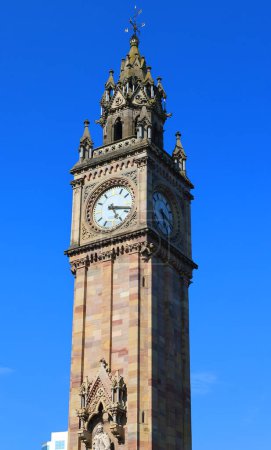 Foto de BELFAST NORTHEN IRELAND UNITED KINGDOM 06 03 2023: The Albert Memorial Clock is a clock tower situated at Queen's Square. It was completed in 1869 and is one of the best known landmarks of Belfast - Imagen libre de derechos