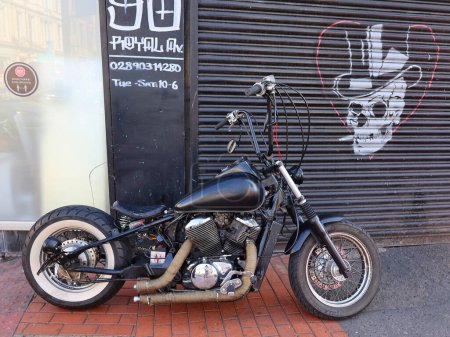 Téléchargez les photos : Moto vintage garée dans la rue - en image libre de droit