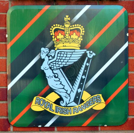 Téléchargez les photos : BELFAST NORTHERN IRLAND ROYAUME-UNI 06 03 2023 : Sign Royal Irish Regiment (27th (Inniskilling), 83rd, 87th and The Ulster Defence Regiment) (R IRISH) est un régiment d'infanterie de l'armée britannique.. - en image libre de droit