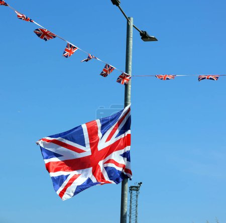 Téléchargez les photos : Drapeaux du grand britain contre le ciel bleu - en image libre de droit