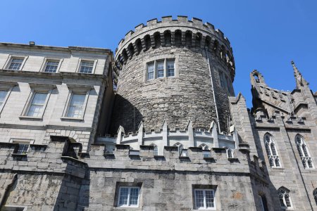 Foto de REPÚBLICA DUBLINA DE IRLANDA 05 28 2023: El Castillo de Dublín es un antiguo castillo de Motte-and-bailey y actual complejo del gobierno irlandés y centro de conferencias. - Imagen libre de derechos