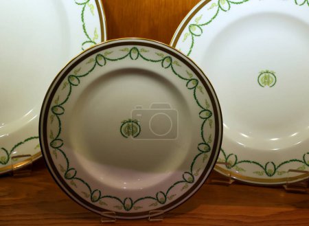 Téléchargez les photos : BELFAST NORTHERN IRELAND UNITED KINGDOM 06 03 2023: Dinner plates and teaware used by Titanics most exclusive passengers are to be reproduced by the company that originally made them. - en image libre de droit