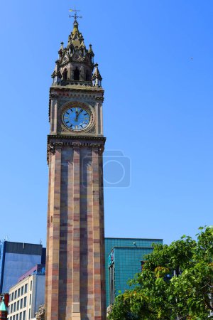 Téléchargez les photos : BELFAST NORTHEN IRELAND UNITED KINGDOM 06 03 2023: The Albert Memorial Clock is a clock tower situated at Queen's Square. It was completed in 1869 and is one of the best known landmarks of Belfast - en image libre de droit