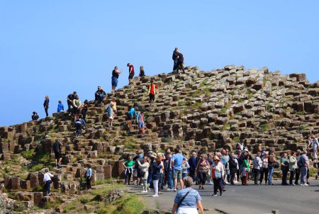 Téléchargez les photos : COUNTY ANTRIM 06 03 2023 : Personnes visitant la célèbre Chaussée des Géants, comté d'Antrim, côte nord de l'Irlande du Nord - en image libre de droit