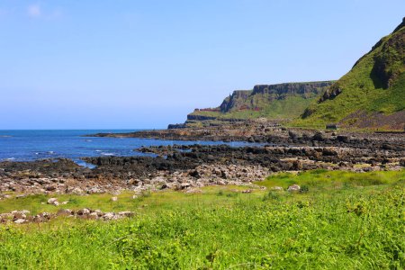 Téléchargez les photos : Vue panoramique sur la célèbre Chaussée des Géants, comté d'Antrim, côte nord de l'Irlande du Nord - en image libre de droit