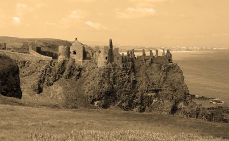 Foto de Dunluce es uno de los castillos irlandeses más pintorescos y románticos. - Imagen libre de derechos