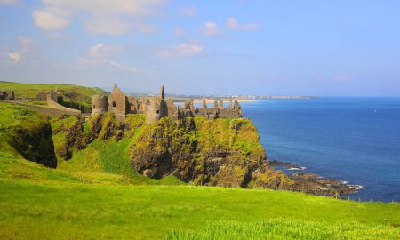 Foto de Dunluce es uno de los castillos irlandeses más pintorescos y románticos. - Imagen libre de derechos