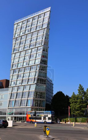 Téléchargez les photos : LIVERPOOL UNITED KINGDOM 06 07 2023: One Park West is a 17-storey building in central Liverpool, England, designed by architect Cesar Pelli. - en image libre de droit