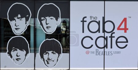 Foto de LIVERPOOL REINO UNIDO 06 07 2023: Cafés Fab4 Evocando el espíritu de la década de 1960 con toques de Abbey Road y Revolver bajo nuestros arcos estilo Caverna-club - Imagen libre de derechos