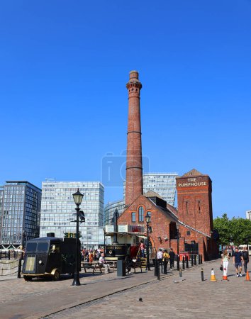 Téléchargez les photos : LIVERPOOL ROYAUME-UNI 06 07 2023 : Proximité de la Tate Liverpool et du musée maritime, le Pump House est un lieu agréable pour la foule d'un pub avec une vue magnifique sur le front de mer - en image libre de droit