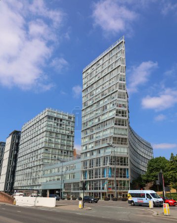 Téléchargez les photos : LIVERPOOL ROYAUME-UNI 06 07 2023 : One Park West est un bâtiment de 17 étages situé dans le centre de Liverpool, en Angleterre, conçu par l'architecte Cesar Pelli. En bordure du parc Chavasse - en image libre de droit