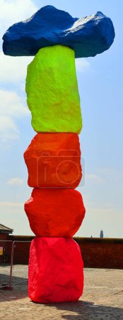 Téléchargez les photos : LIVERPOOL ROYAUME-UNI 06 07 2023 : Liverpool Mountain La sculpture de 10m de haut est située sur le front de mer historique de Liverpool et se compose de roches empilées verticalement peintes en couleurs fluorescentes vives. - en image libre de droit