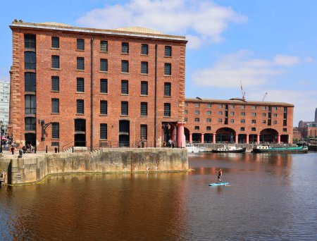 Téléchargez les photos : LIVERPOOL ROYAUME-UNI 06 07 2023 : Royal Albert Dock Liverpool est la destination touristique gratuite la plus visitée du nord-ouest de l'Angleterre, abritant musées, galeries, restaurants, bars et boutiques. - en image libre de droit