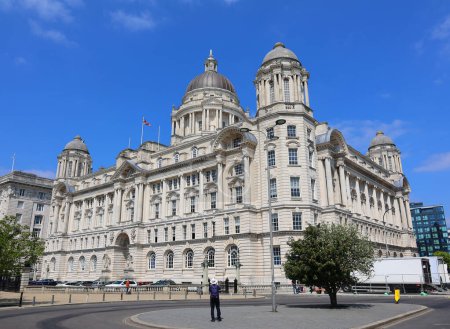 Foto de LIVERPOOL, REINO UNIDO 06 07 2023: El Museo de Liverpool está evolucionando para incluir nuevos espacios emocionantes, áreas comerciales mejoradas y el Edificio Puerto de Liverpool en segundo plano - Imagen libre de derechos