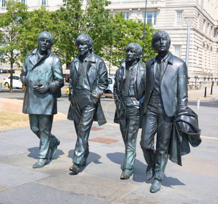 Téléchargez les photos : LIVERPOOL ROYAUME-UNI 06 07 20 La statue des Beatles est arrivée sur le front de mer de Liverpool en 2015. Donné par le célèbre Cavern Club, le placement de la statue coïncide avec le 50e anniversaire - en image libre de droit