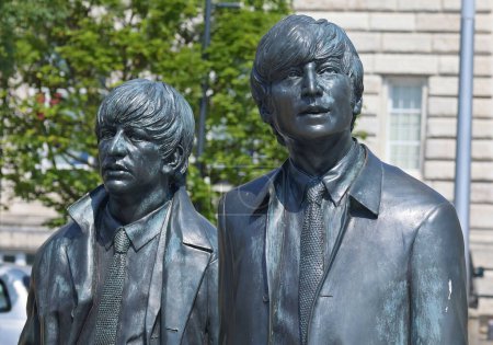 Foto de LIVERPOOL REINO UNIDO 06 07 23: Estatua de los Beatles llegó al Waterfront de Liverpool en 2015. Donada por el famoso Cavern Club, la colocación de la estatua coincide con el 50 aniversario de la banda - Imagen libre de derechos