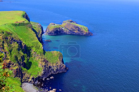 Téléchargez les photos : Vue panoramique de l'île de Carrick-a-Reed avec pont à corde, comté d'Antrim, Irlande du Nord - en image libre de droit