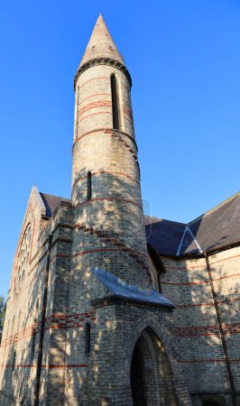 Foto de IRLANDA DEL NORTE BELFAST REINO UNIDO 06 03 2023: St Matthews la iglesia más antigua en el Shankill en la comunidad. Ahora es un edificio catalogado de grado A. - Imagen libre de derechos