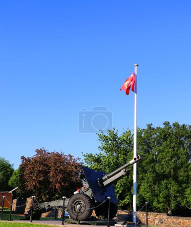 Photo for BELFAST NORTHERN IRELAND UNITED KINGDOM 06 03 2023: 25 Pound Howitzer Field Gun, located in The Shankill Somme Memorial Park, Belfast - Royalty Free Image