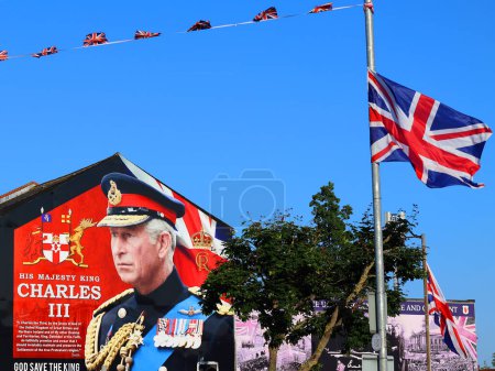 Foto de IRLANDA DEL NORTE BELFAST REINO UNIDO 06 03 2023: Señal gigante descubierta en el camino de Shankill, Belfast, para conmemorar la coronación del rey Carlos III y la reina Camilla - Imagen libre de derechos