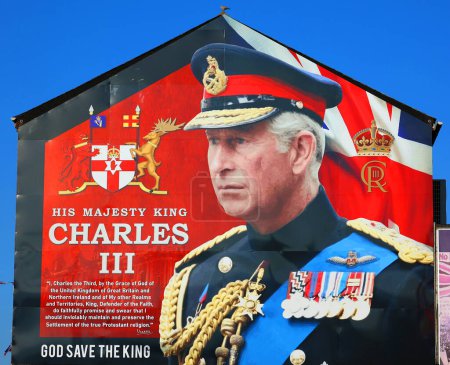 Téléchargez les photos : BELFAST NORTHERN IRLANDE ROYAUME-UNI 06 03 2023 : Dévoilement d'un panneau géant sur la route de Shankill, Belfast, pour marquer le couronnement du roi Charles III et de la reine Camilla - en image libre de droit