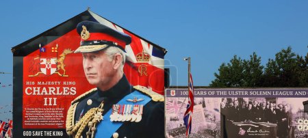 Téléchargez les photos : BELFAST NORTHERN IRLANDE ROYAUME-UNI 06 03 2023 : Dévoilement d'un panneau géant sur la route de Shankill, Belfast, pour marquer le couronnement du roi Charles III et de la reine Camilla - en image libre de droit