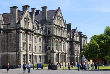 Foto de REPÚBLICA DUBLINA DE IRLANDA 05 28 2023: Campanile of Trinity College Dublín es un campanario y uno de sus monumentos más emblemáticos. Donado por el entonces Arzobispo de Armagh - Imagen libre de derechos