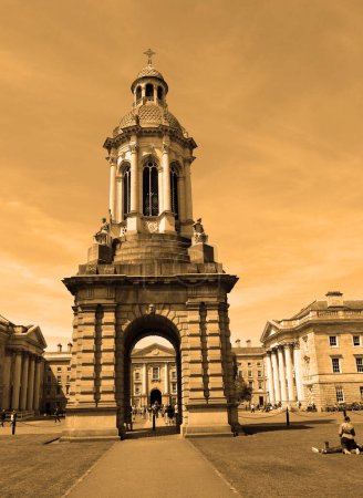 Téléchargez les photos : RÉPUBLIQUE DUBLINE D'IRLANDE 05 28 2023 : Campanile of Trinity College Dublin est un clocher et l'un de ses monuments les plus emblématiques. Don de l'archevêque d'Armagh - en image libre de droit