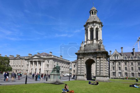 Foto de REPÚBLICA DUBLINA DE IRLANDA 05 28 2023: Campanile of Trinity College Dublín es un campanario y uno de sus monumentos más emblemáticos. Donado por el entonces Arzobispo de Armagh - Imagen libre de derechos
