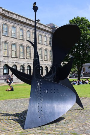Foto de REPÚBLICA DUBLINA DE IRLANDA 05 28 2023: Alexander Calder 'Cactus Provisoire' (1967). La condición de Cactus estable a gran escala se encuentra actualmente instalada en Fellows Square en el Trinity College de Dublín. - Imagen libre de derechos