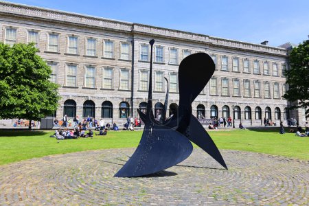 Foto de REPÚBLICA DUBLINA DE IRLANDA 05 28 2023: Alexander Calder 'Cactus Provisoire' (1967). La condición de Cactus estable a gran escala se encuentra actualmente instalada en Fellows Square en el Trinity College de Dublín. - Imagen libre de derechos
