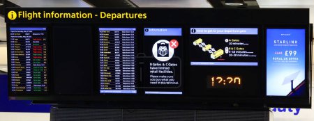 Téléchargez les photos : LONDRES ROYAUME-UNI 05 28 2023 : Dernières informations sur le statut des vols au départ de Heathrow, mise à jour minute par minute. - en image libre de droit